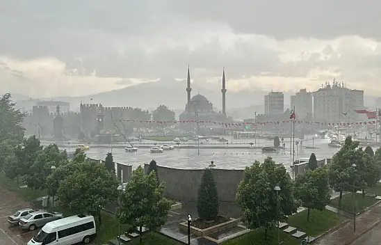 Kayseri'yi şiddetli yağış vurdu - Bazı bölgeler sel altında kaldı!