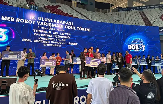 Kayserili öğrenciler robot yarışmasında üçüncü oldu!