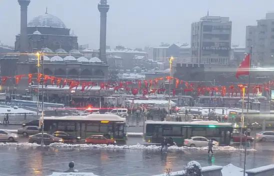 Kayserililer kar sevincini abartmayın - Uzmanı uyardı: Hastanelik olmayın!