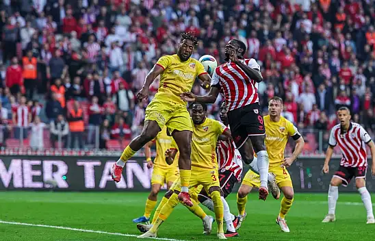 Kayserispor 3 dakika yıkıldı! (2-1) Jakirovic ve Türkmen kırmızı kart gördü!