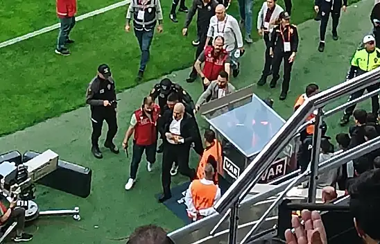 Kayserispor-Konyaspor maçında olay! Oyun uzun süre durdu - Ali Çamlı sahaya indi!