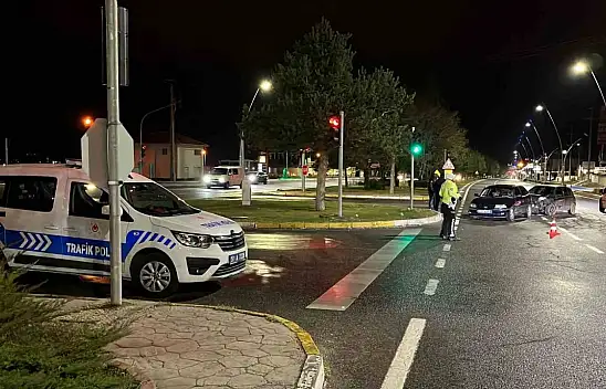 Kırmızı ışık ihlali kazaya neden oldu