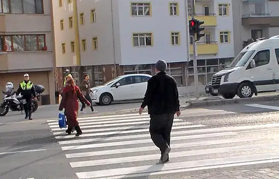 Kırmızı Işıkta Geçen Yayalar Dikkat – Büyük Cezası Var