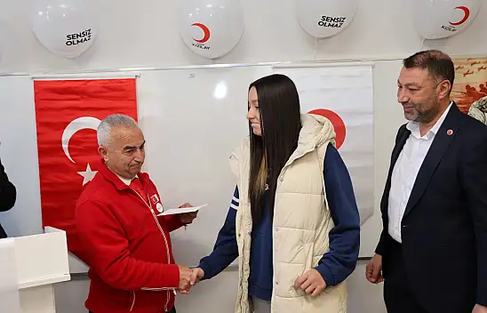 Kızılay yarışmasında dereceye giren öğrenciden anlamlı hareket!