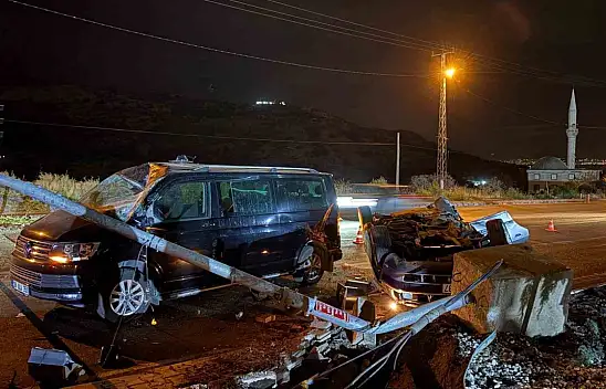 Kayseri'de kontrolden çıkan otomobil, ışıkta bekleyen minibüse çarptı: 2 yaralı