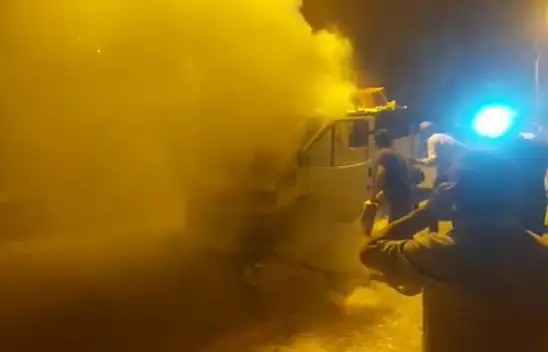 Köylüler yanan araç için seferber oldu!
