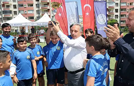 Şampiyon takım kupayı başkandan aldı