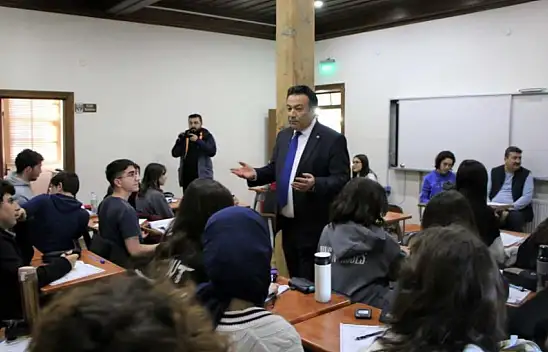 Lise Öğrencileri 1.5 Asırlık Okulda Üniversite Sınavına hazırlanıyor