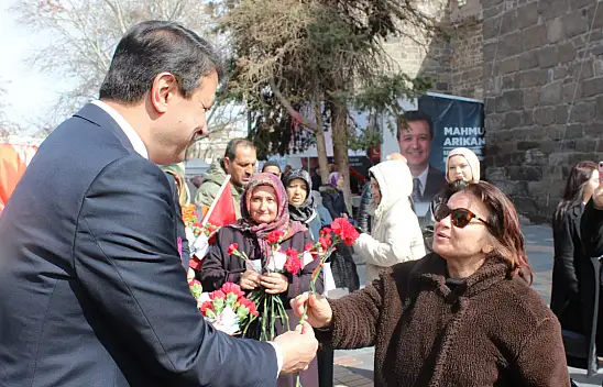 Mahmut Arıkan Kadınlar Gününü kutladı