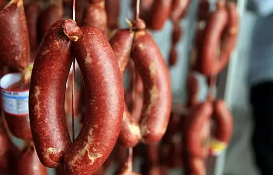 Marketlerde satılan sucuk markasında domuz eti çıktı!