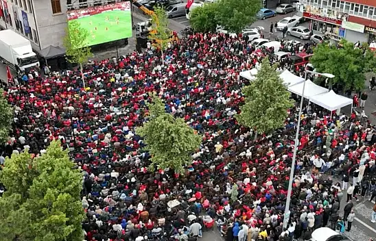 Melikgazi'den Milli Takıma tam destek - Yüzlerce kişi maçı birlikte izledi