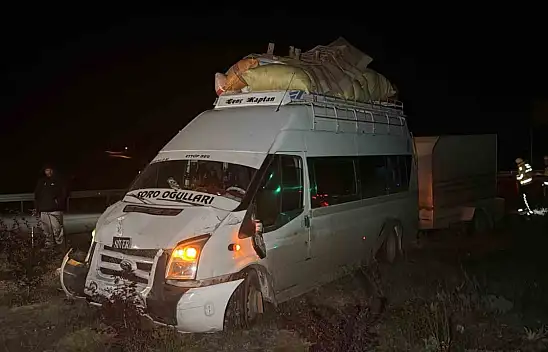 Mevsimlik işçileri taşıyan minibüsle otomobil çarpıştı!