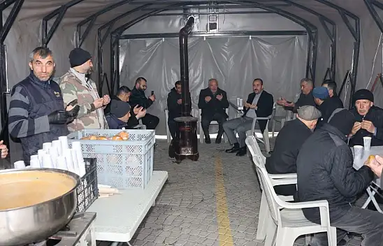 Meydanda sıcak çadır – Dertler soba başında dinlendi