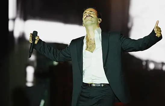 Millet Bahçesi'nde gecenin ritmi değişti: Kayseri Mert Demir konserinde izdiham yaşandı!