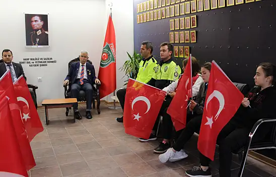 Öğrenciler gazilerle tarihi yaşadı...