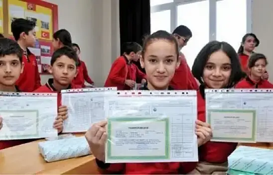 Öğrencilerin karne sevinci