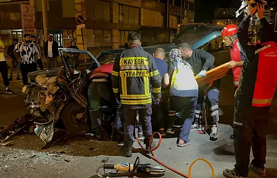 Karıştığı kazada araca sıkıştı imdadına itfaiye yetişti