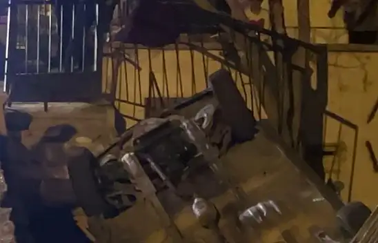 Otomobil bahçeye uçtu!