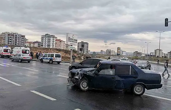 Otomobiller kafa kafaya çarpıştı
