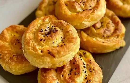 Pırasalı Gül Böreği – Hazır Yufka Tarifleri