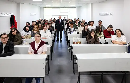 Rektör Karamustafa 50 kişilik sınıfa hitap etti: 'Her fırsatta bir araya geliyoruz'