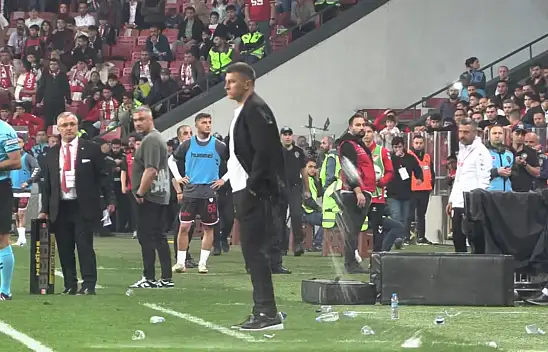 Samsun'da üst üste kırmız kartlar! Jakirovic'e tribünden su atıldı!