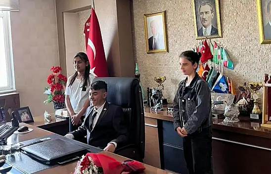 Sarıoğlan'da makam koltukları minik ellere emanet edildi