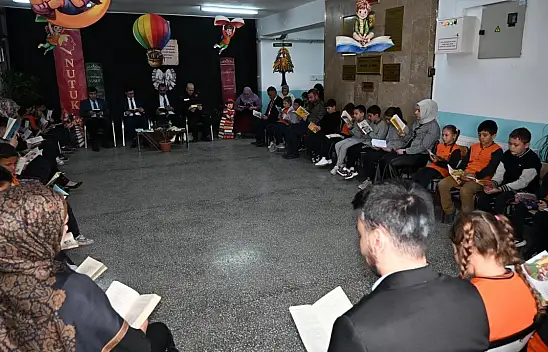 Sarıoğlan'da renkli etkinlik: İlçe protokolü öğrencilerle kitap okudu