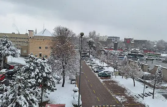 Sarız'da yoğun kar yağışı etkili oluyor: Okullar tatil edilecek mi?