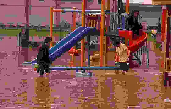 Sele aldırış etmeden oyunlarına devam ettiler