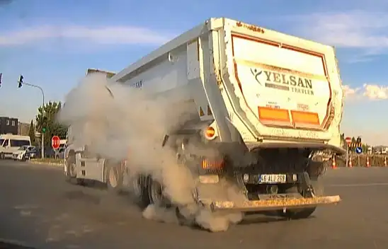 Seyir halindeki kamyonun lastiği patladı!