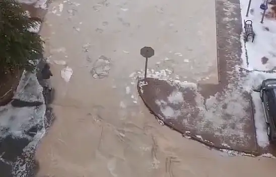 Şiddetli yağışlar yolları sele döndürdü