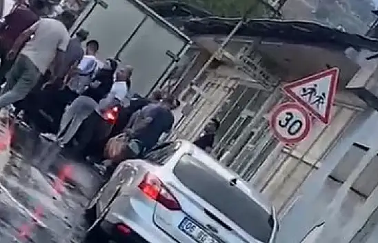 Şiddetli yağmur sonrası yol kavgası - Yaralı var!