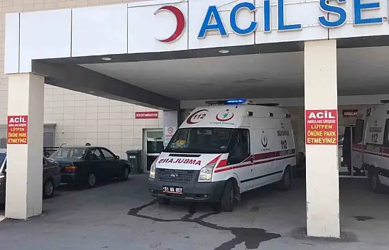 Sislenen yolda araç gişe bariyerlerine çarptı!