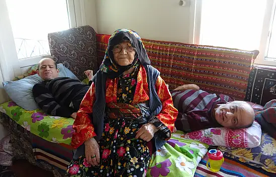 Sivas'ta 93 yaşındaki anne ömrünü engelli çocuklarına adadı!