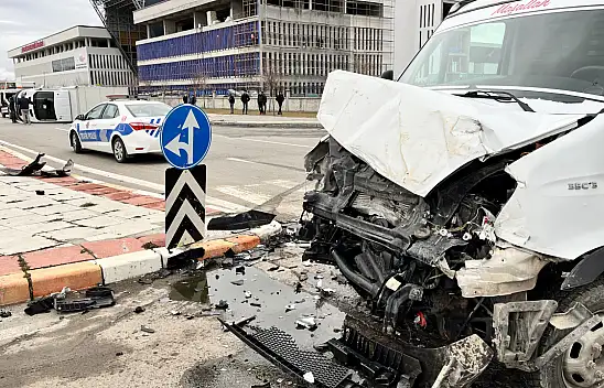 Sivas'ta feci kaza: Kavşakta çarpıştılar!