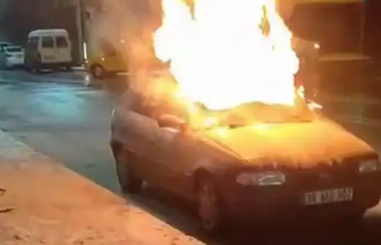 Sivas'ta otomobil cayır cayır yandı!