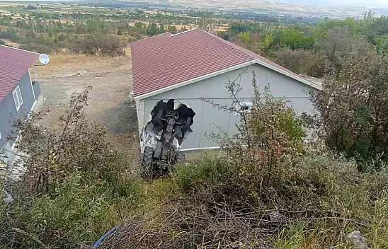 Sivas'ta traktör evin duvarını yıktı