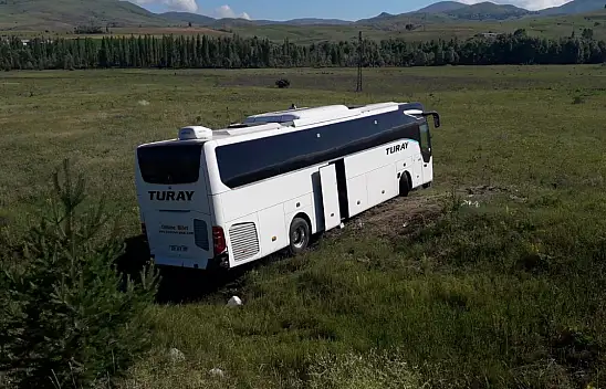 Sivas'ta yolcu otobüsü yoldan çıktı!