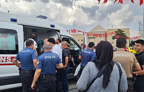Son dakika! Kayseri'de dehşet anları - Cumhuriyet Meydanı'nda kendini yakmaya çalıştı!