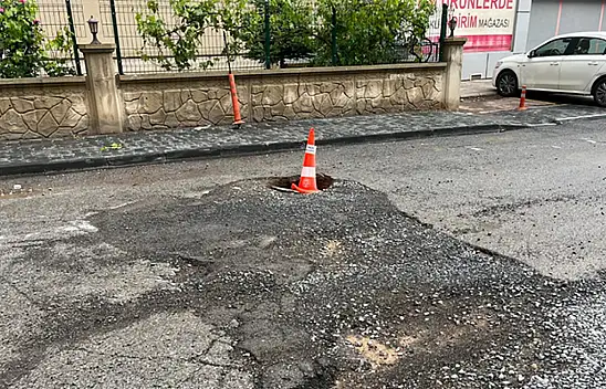 Talas'ın önemli mahallesinde yol çöktü!