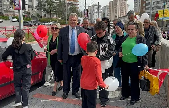 Talas'ta 23 Nisan'da çocuklara balon, bayrak ve çikolata dağıtıldı