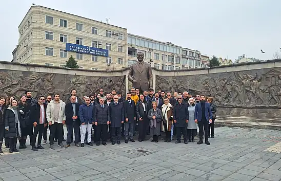 Tiyatroseverler Cumhuriyet Meydanı'nda Buluştu