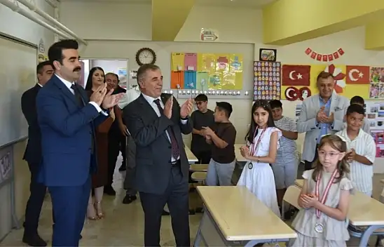 Tomarza'da karne sevinci! Öğrencilere tatil hediyesi verildi