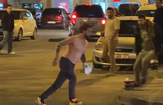 Tramvay durağında kemerli kovalamaca! 'Sana Kayseri'yi dar edeceğim' kavga anı kamerada