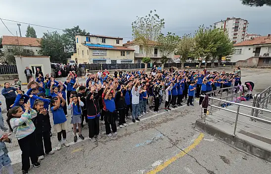 Üniversitelilerden minik öğrencilere renkli eğitim