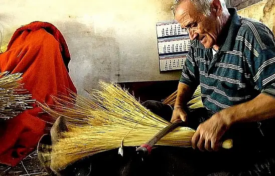 Unutulmaya yüz tutmuş meslekler!-Süpürgecilik