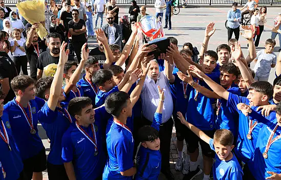 Üst üste ikinci kez şampiyon olan Talas Belediyespor kupayı kaldırdı!