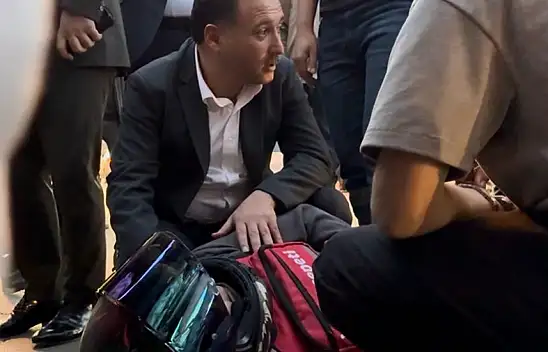 Vali Çiçek denk geldiği trafik kazasında kazazede gençle yakından ilgilendi!