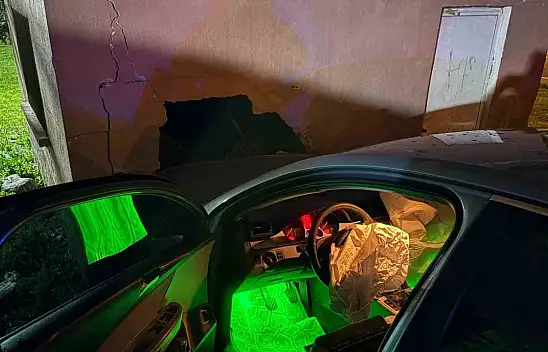Kontrolden çıkan otomobil depo duvarına çarptı